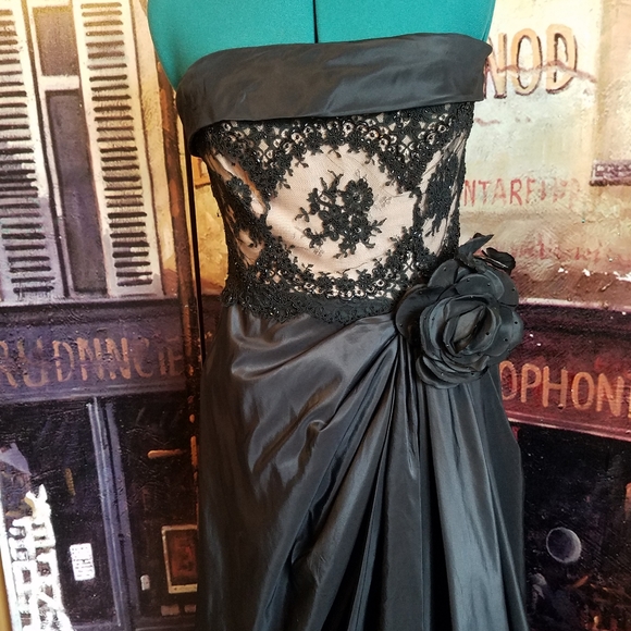 Strapless hand sewn silk gown with rose accent - Picture 9 of 16